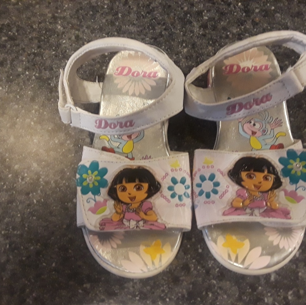 💙💚SOLD💙💚Girls Dora light up sandals
